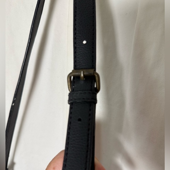 Tommy Hilfiger Black Bucket Bag Adjustable Strap, Interior Pockets, Gathered Top - Picture 7 of 10